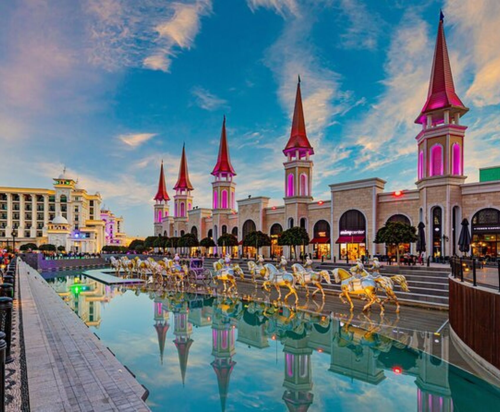 LAND OF LEGEND NIGHT SHOW